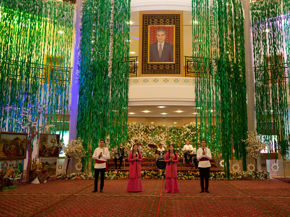 “Geldi Nowruz toý-baýrama beslenip, Halkyň Arkadagly zamanasynda”