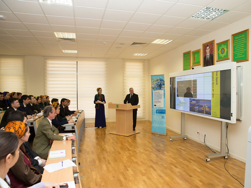 “Erasmus+” taslamalarynyň netijelerine bagyşlanyp maslahat geçirildi