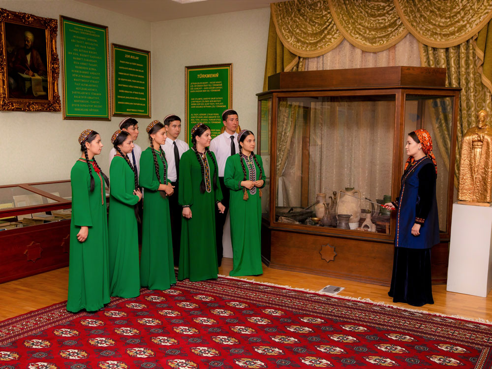 Uniwersitetimizde mekdep okuwçylarynyň arasynda döredijilik bäsleşiginiň jemleýji tapgyry geçirildi