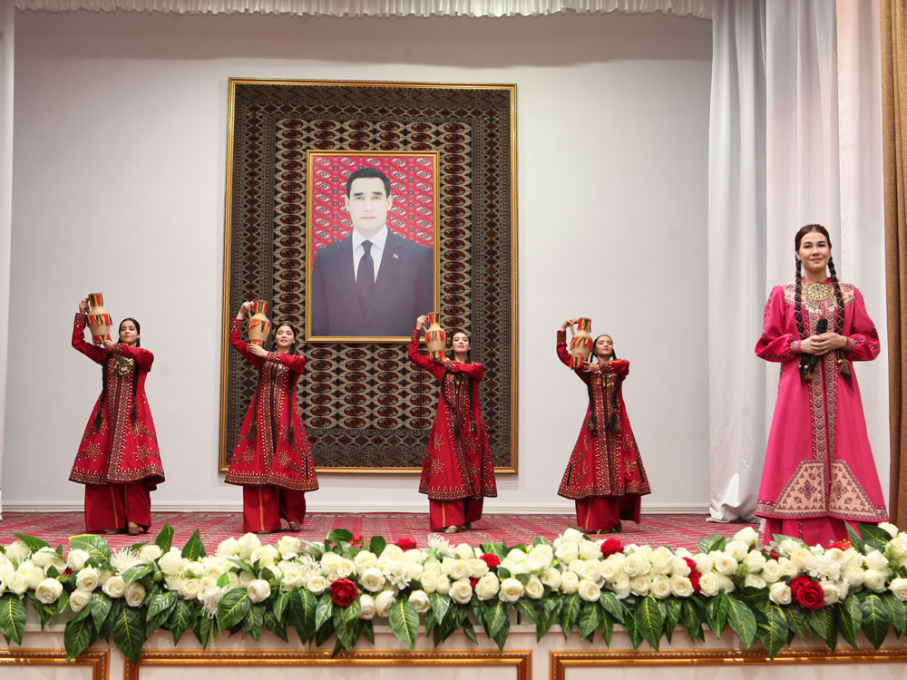 “Magtymguly, sözüm bilene sözdür...” atly döredijilik bäsleşiginiň jemleýji tapgyry geçirildi