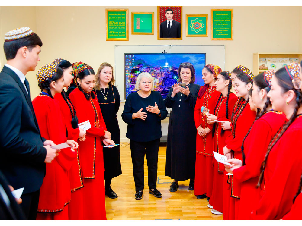 ÝUNISEF: Çagalary goramak we durmuş işi hyzmatlary boýunça halkara bilermen bilen geçirilen duşuşyk