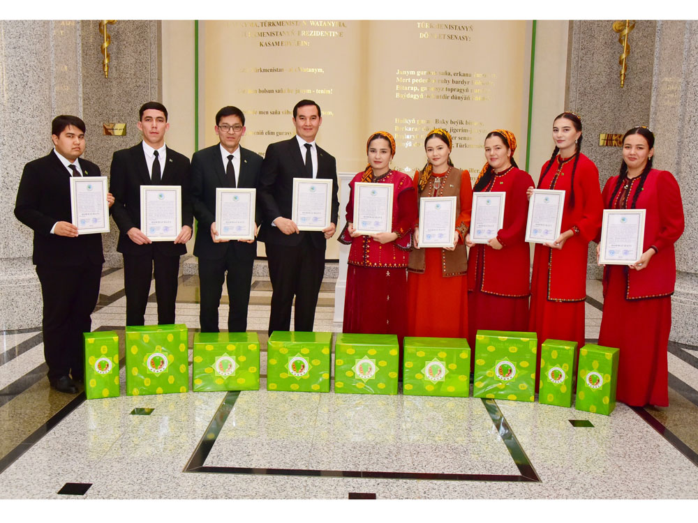 Uniwersitetimiziň talyplary döredijilik bäsleșiginde ýeňiji boldular