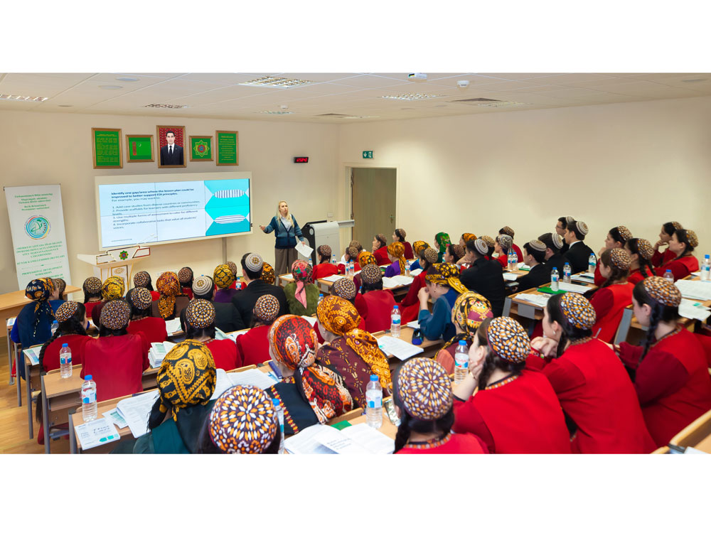 Westminster uniwersitetiniň professorlarynyň gatnaşmagynda hünär kämilleşdiriş okuwlary geçirildi