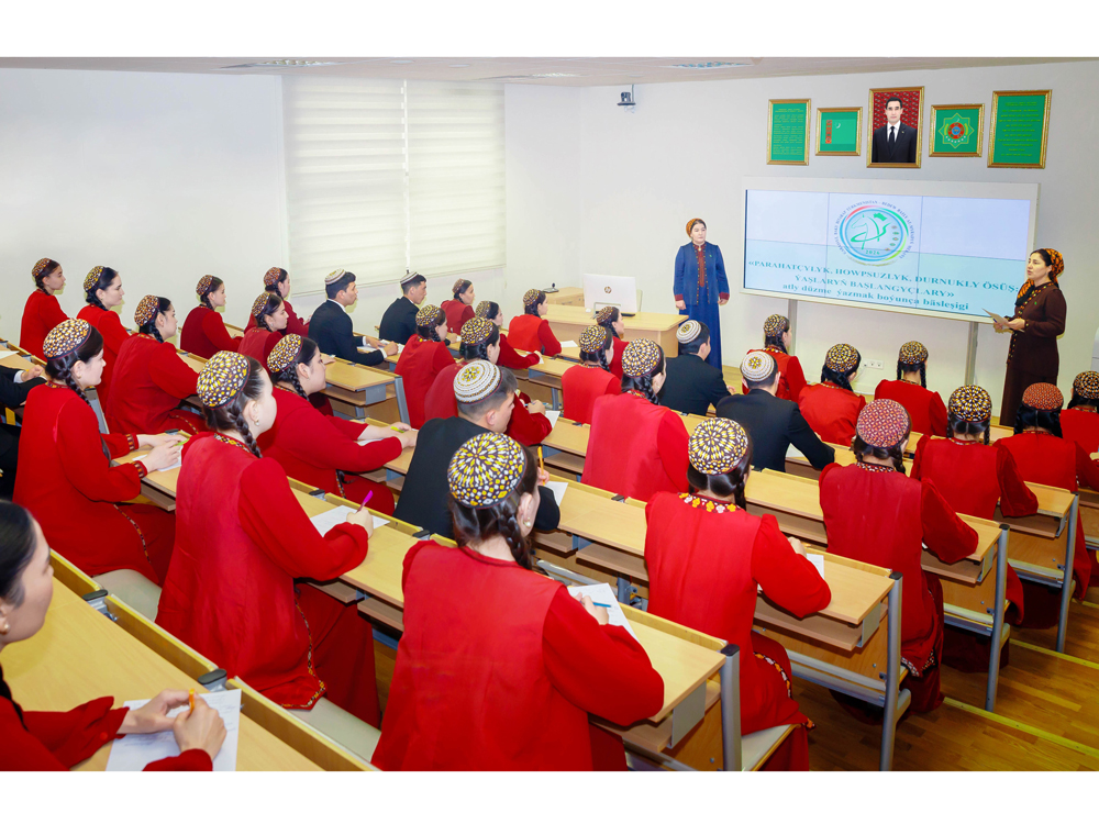 Talyplaryň arasynda düzme ýazmak boýunça bäsleşik geçirildi